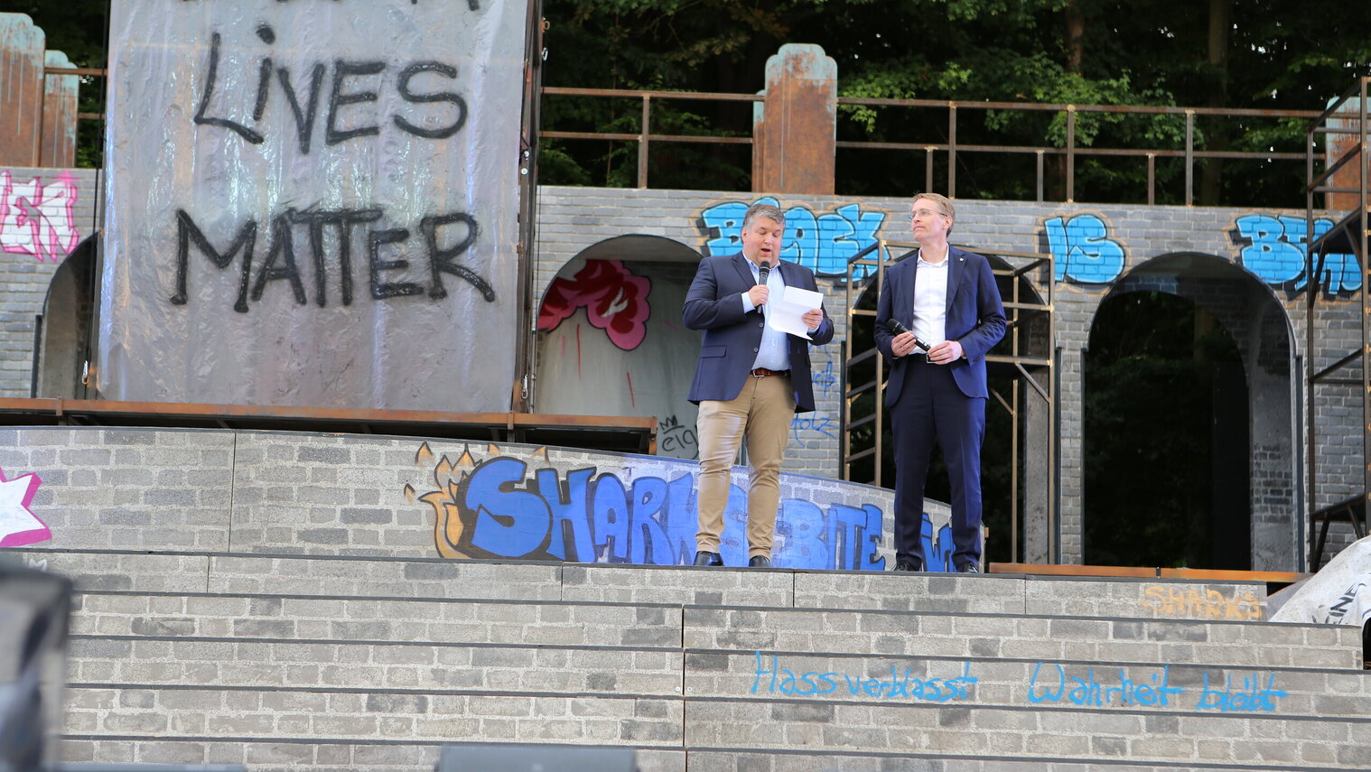 Geschäftsführer Falk Christoph Herzog und Ministerpräsident Daniel Günther eröffnen die Festspielsaison 2025.