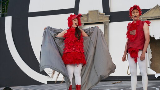 Achim Hoffmann begeisterte als Papageno mit Witz, ,Marie Maidowski entzückte als Papagena.