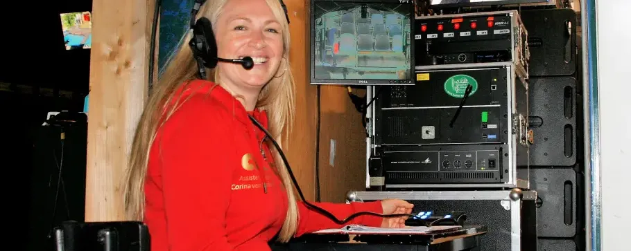 Drückt Corina von Wedel-Gerlach einen dieser Knöpfe, kann sie über ihr Mikrofon direkt mit den Technikern oder dem Dirigenten sprechen. FOTO: CLAUDIA RESTHÖFT