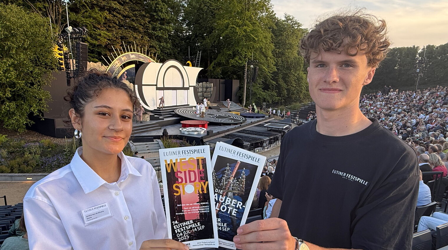 Jamira und Max finden das Ticket-Angebot für ihre Generation gut.