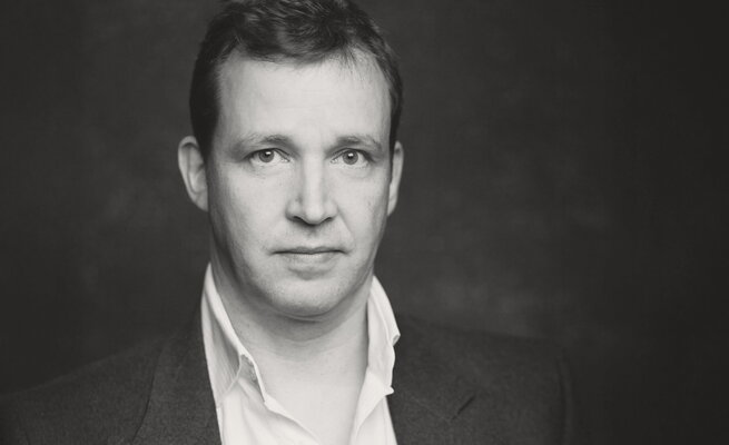 Erik Voß als I. Priester                                        