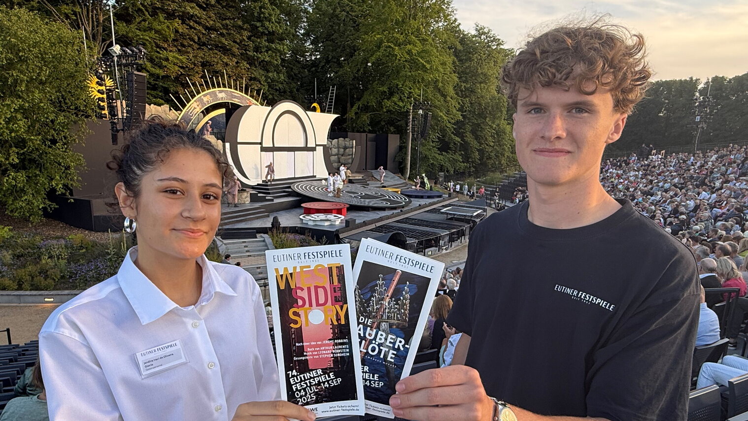 Jamira und Max finden das Ticket-Angebot für ihre Generation gut.