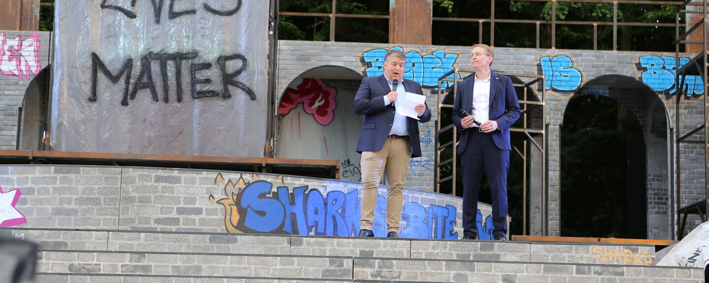 Geschäftsführer Falk Christoph Herzog und Ministerpräsident Daniel Günther eröffnen die Festspielsaison 2025.