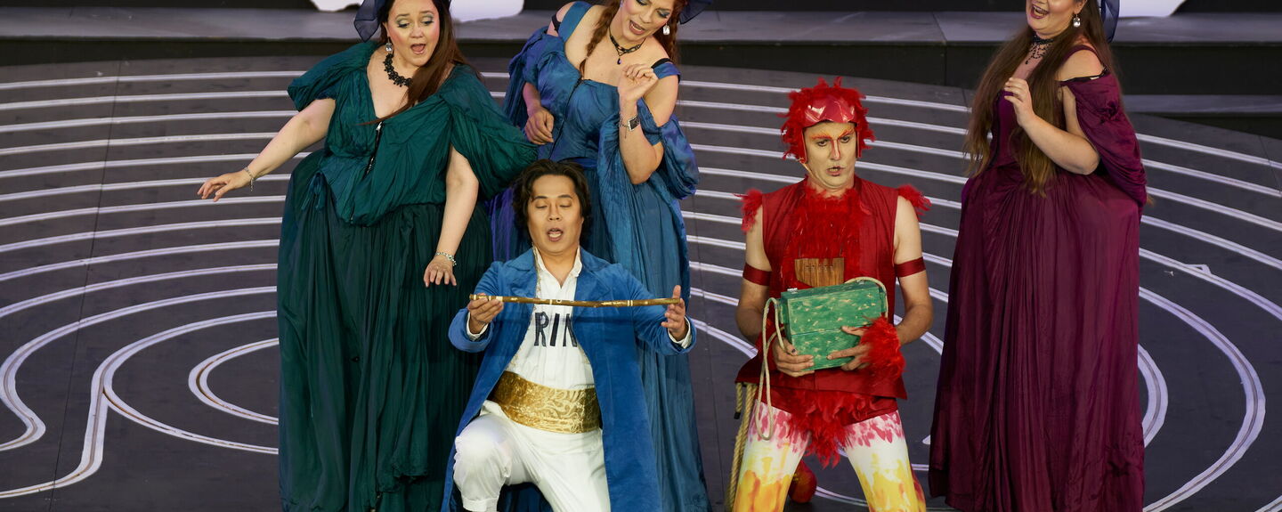 Die drei Damen, Glockenspiel als Helfer in der Not.