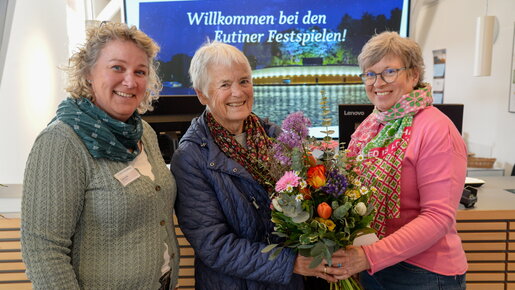 25.000 Karten für die neue Saison der Festspiele sind jetzt gebucht. Für ihren Jubiläumskauf wurde Susanne Kühnert mit einem Blumenstrauß beglückwünscht von den Konzertkasse-Mitarbeiterinnen Kerstin Gradert (rechts) und Susanne Utes (links). Foto: EF/C. B