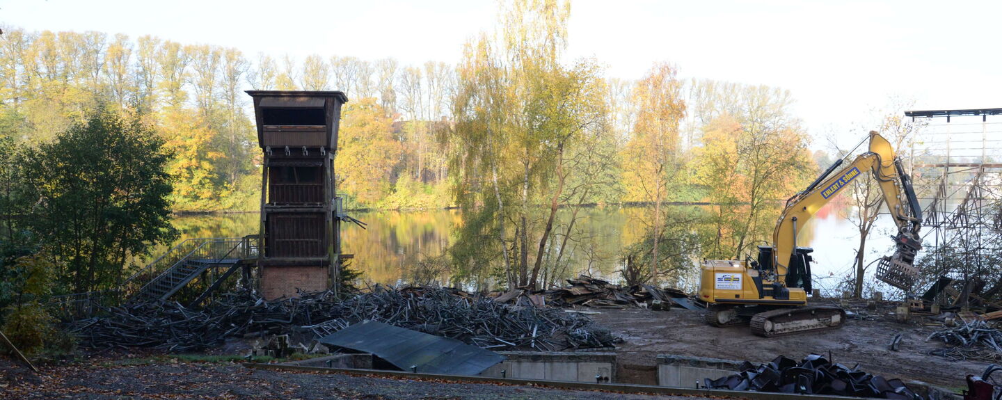 Die alte Tribüne ist weg, der Abriss lief nach Plan.