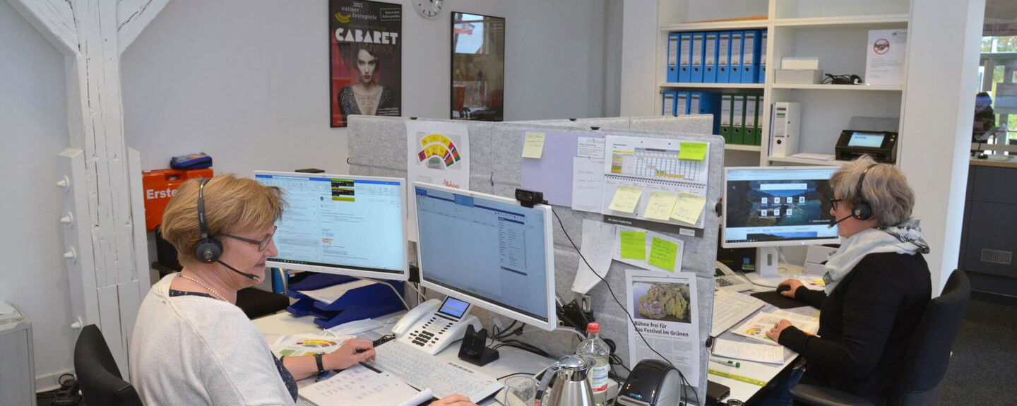 Die Telefone klingeln pausenlos: Kerstin Gradert und Ulrike Horstmann, Leiterin der Konzertkasse