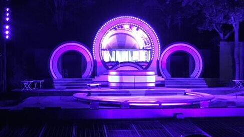 Besondere Lichteffekte werden zurzeit erprobt. Wie es bei „Ein Käfig voller Narren“ aussehen könnte, zeigt die Kulisse für das Stück „Cabaret“. Foto: EFS